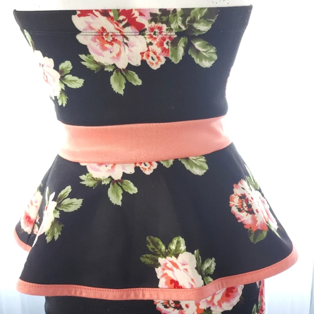 Floral ruffled dress.  SIZE S - Picture 2 of 5